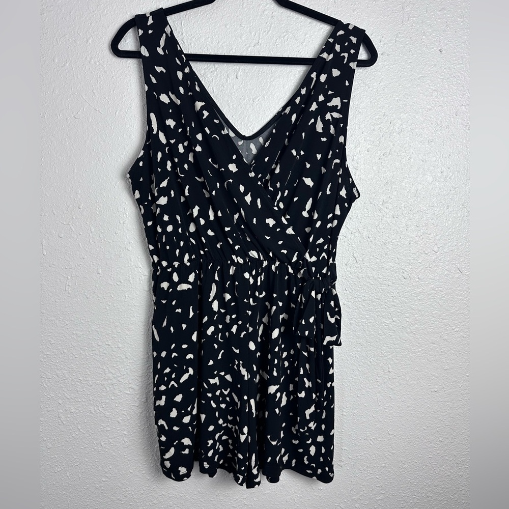 GILLI‎ Black and White Sleeveless Romper Size LP